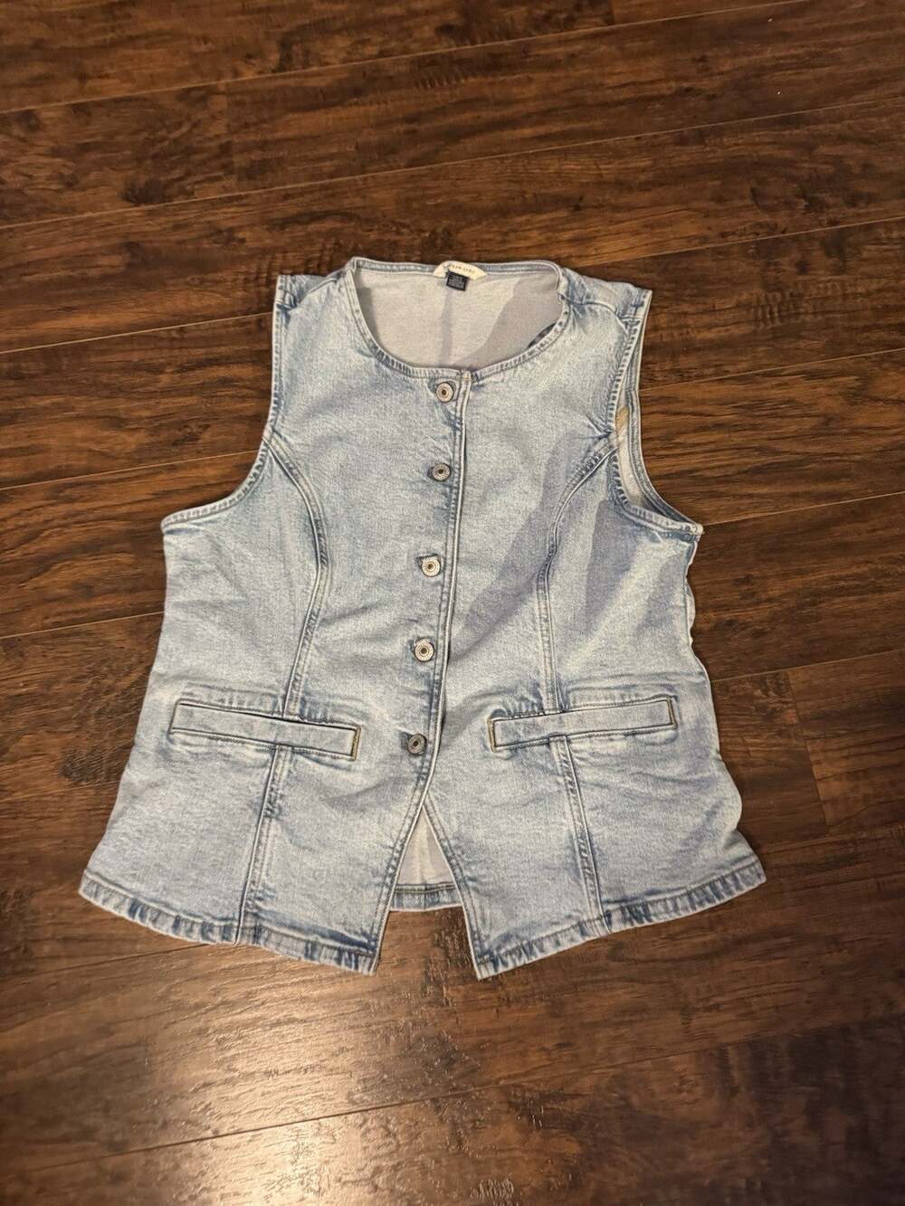 American Eagle Women’s Crew Neck, Button Up Denim Vest in Light Wash. Size Large